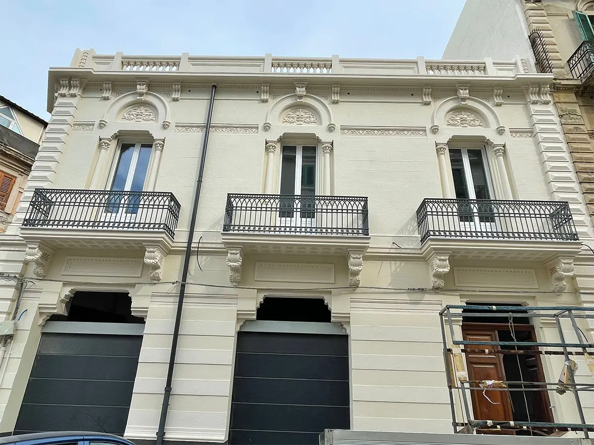 Dimora storica Messina Sistema VR66 TT V-AIR con ferramenta perimetrale a scomparsa e bugne inferiori su misura