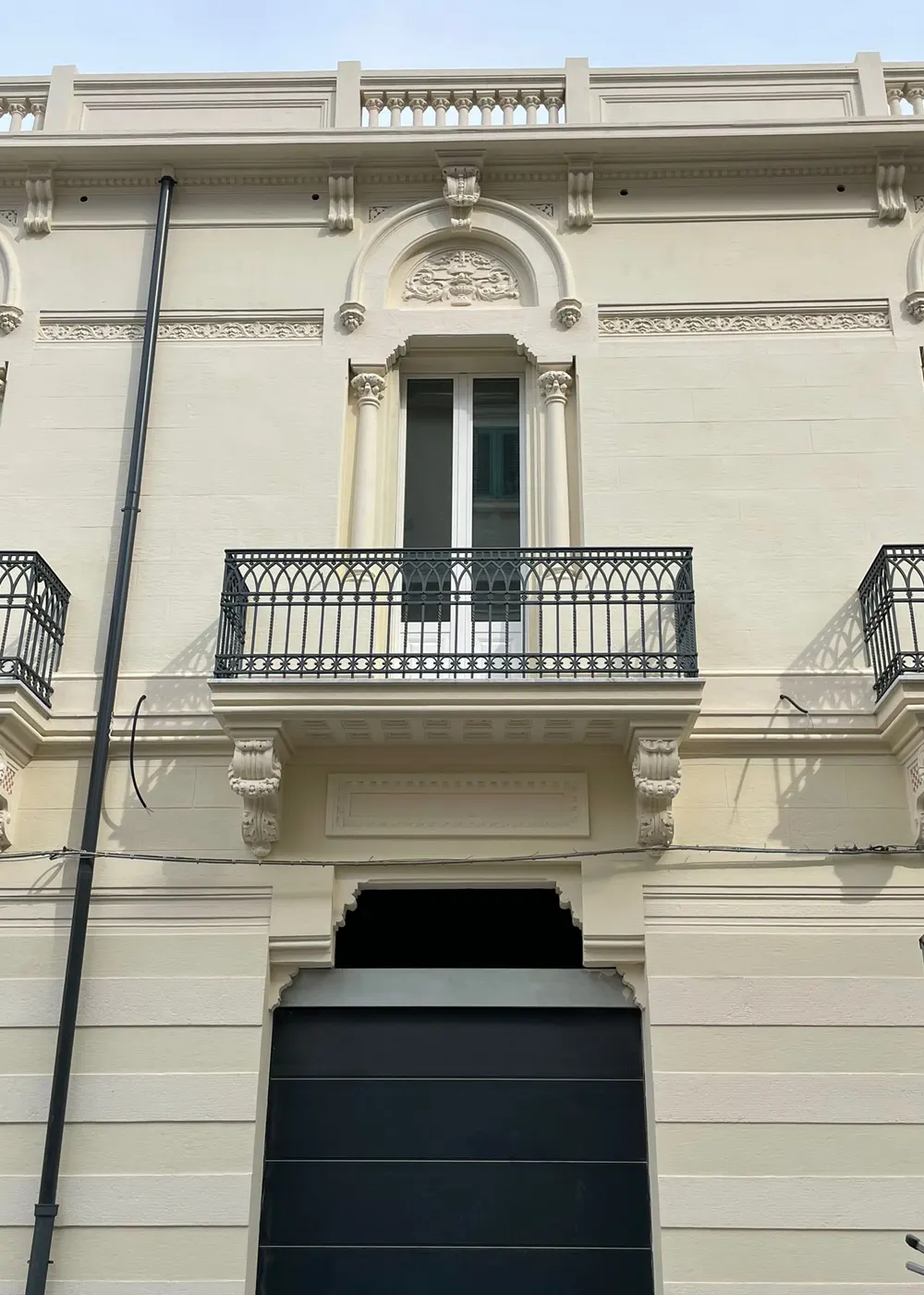 Dimora storica Messina Sistema VR66 TT V-AIR con ferramenta perimetrale a scomparsa e bugne inferiori su misura