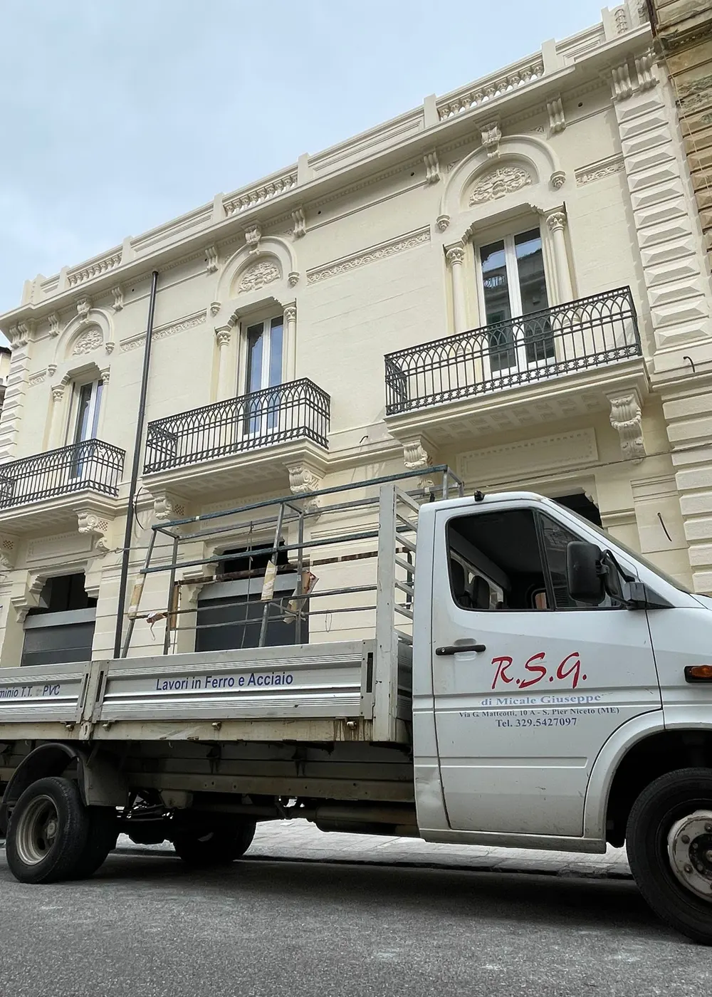 Dimora storica Messina Sistema VR66 TT V-AIR con ferramenta perimetrale a scomparsa e bugne inferiori su misura